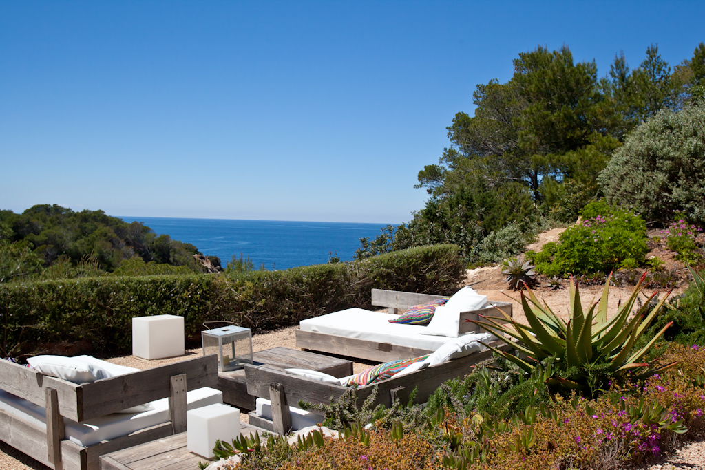 Zona jardín en una villa en Ibiza